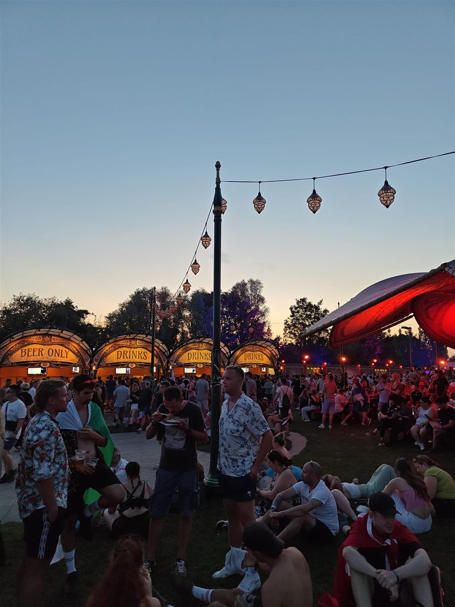Festivalterrein bij zonsondergang