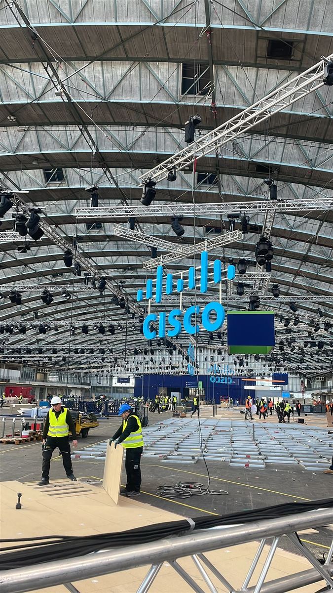 Medewerkers aan het werk in een evenementenhal