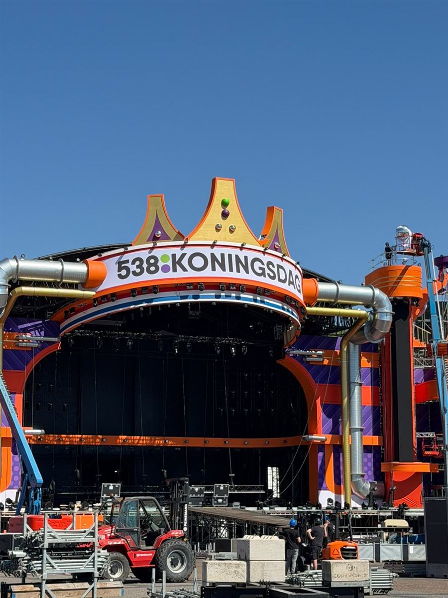 Opbouw van het podium voor 538 Koningsdag